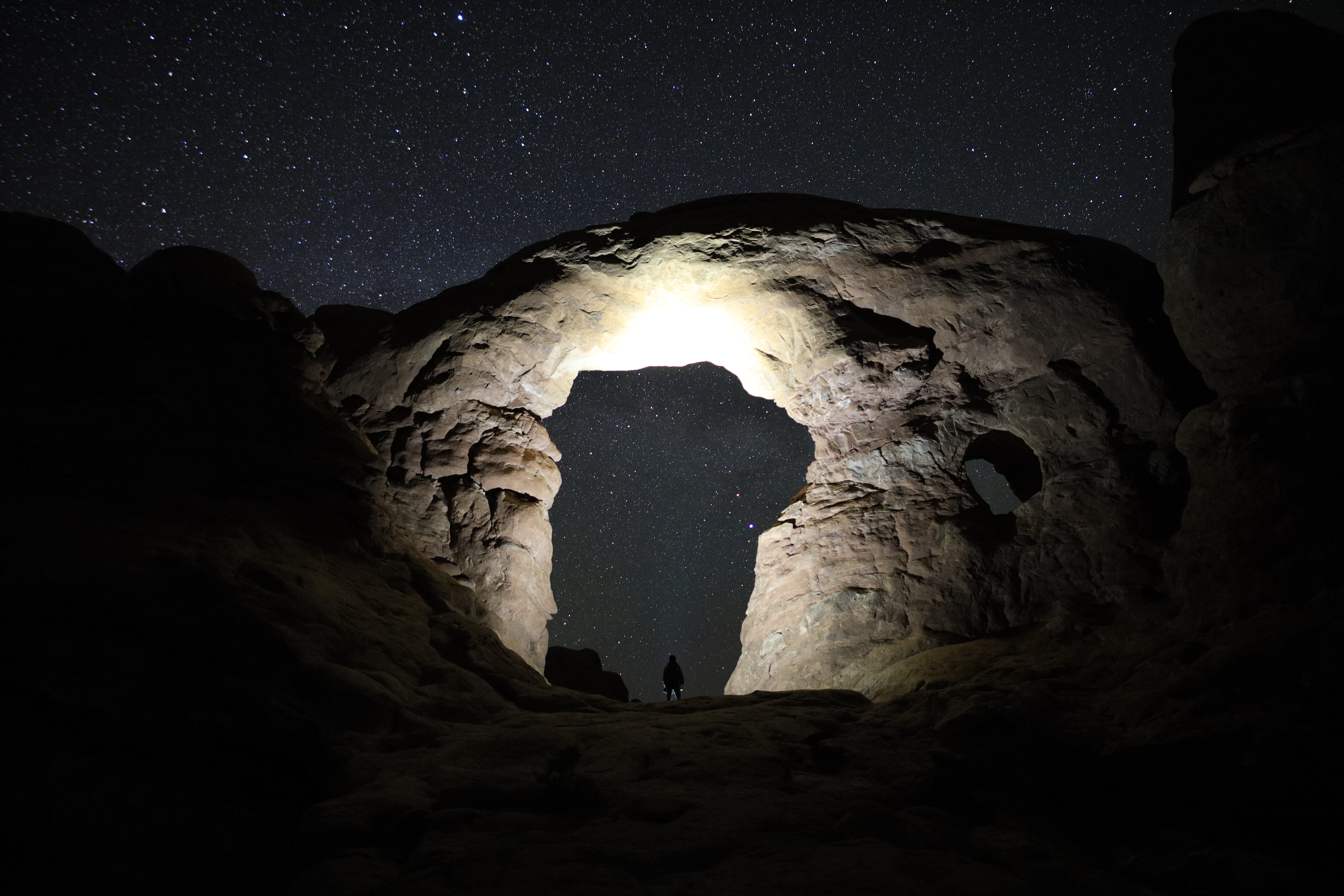 Arche rocheuse sous un ciel étoilé
